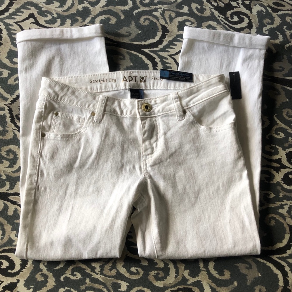 White denim skinny capri.